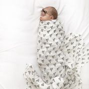 Load image into Gallery viewer, Muslin Swaddle Blanket - Hearts
